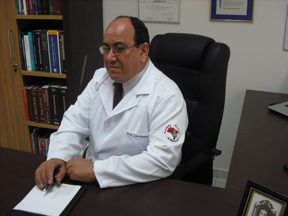 Prof. Dr. José Alves de Freitas em seu consultório na Unigastro